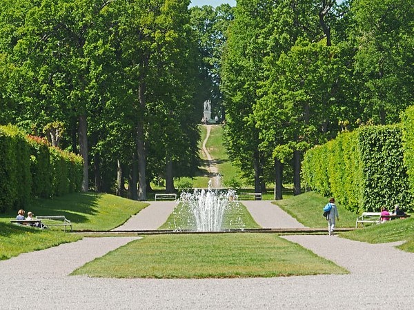 people-walking-on-park-during-daytime_OwafedA