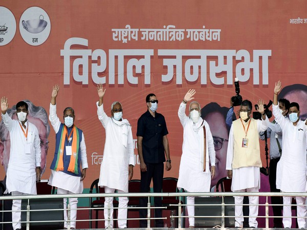 Prime Minister Narendra Modi with Bihar Chief Minister Nitish Kumar and party members wave to crowed