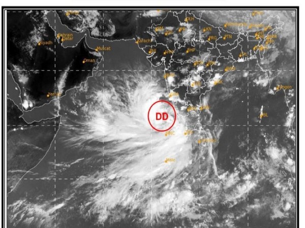 Cyclone_Tauktae_Indian_Navy_skjdbhbcsmncs_w23tWaj