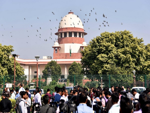 Media personnel stands at the lawn of the Supreme court of India for the verdict of Ayodhya case