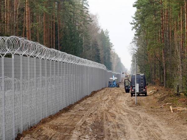 Lithuania builds four-meter-high fence on Belarusian border