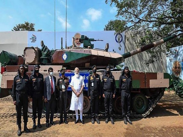 Modi_on_tank2022011016420020220110165002