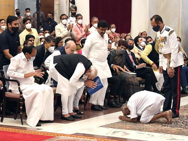 Yoga Guru Swami Sivananda and PM Narendra Modi greet each other