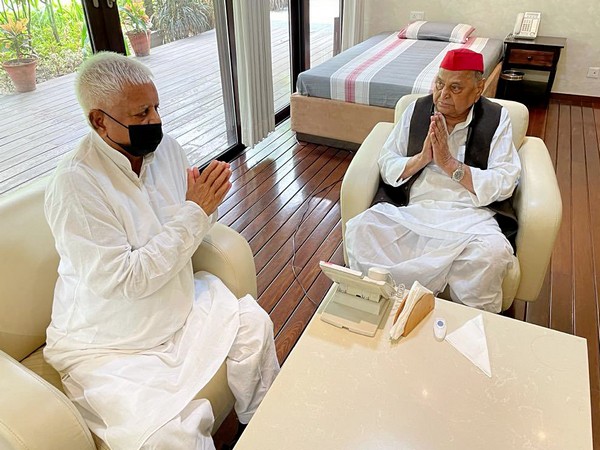 RJD President Lalu Prasad Yadav meets Samajwadi Party leader Mulayam Singh Yadav