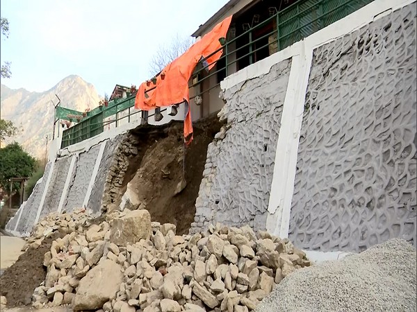 Cracks appeared in a house due to landslides