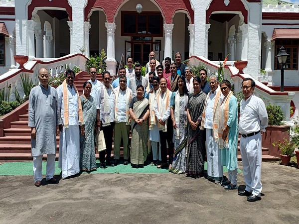 The delegation of I.N.D.I.A. alliance meets Manipur Governor Anusuiya Uikey